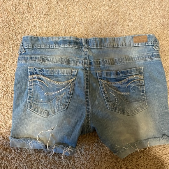 Cute Reign denim shorts - Picture 2 of 2